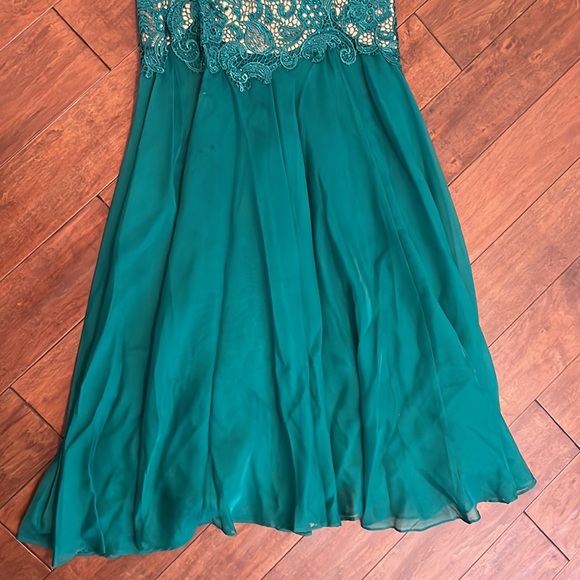 MacDuggal Evening Dress Size 4 - Picture 4 of 14